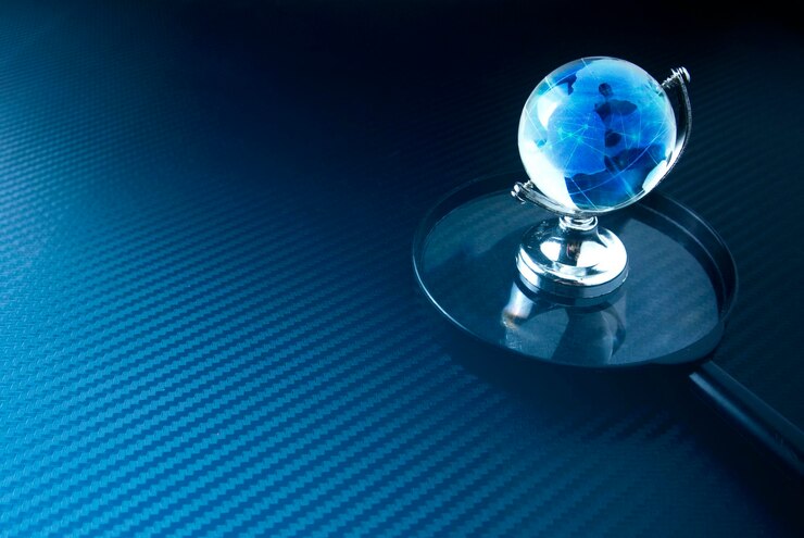 وکیل بین‌المللی حرفه‌ای در حال بررسی اسناد حقوقی