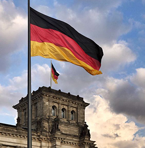 وکیل در آلمان در حال مشاوره حقوقی بین‌المللی