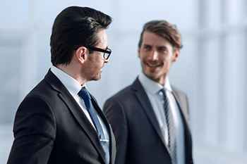 بهترین وکیل تجاری در تبریز در حال بررسی قرارداد و پرونده کسب و کار