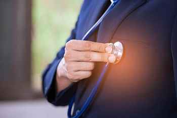 مشاوره وکیل امور پزشکی در اهواز برای بررسی پرونده قصور درمانی