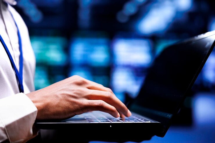 شخص در حال رزرو نوبت آنلاین وکیل با لپ‌تاپ
