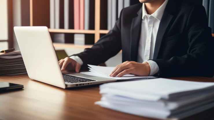 کاربری در حال انجام فرایند رزرو نوبت وکیل در سایت وکیل بی
