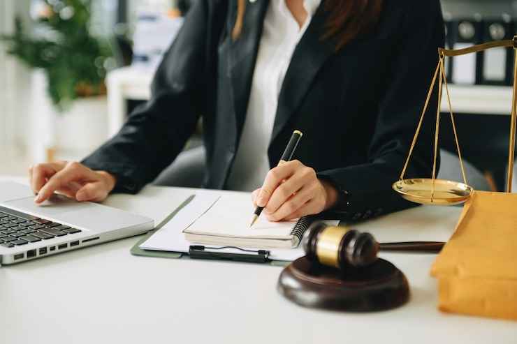 کاربر در حال ثبت‌نام برای فرایند رزرو نوبت وکیل در سایت وکیل بی