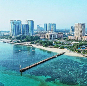 وکیل در کیش در حال ارائه مشاوره حقوقی تخصصی به موکل