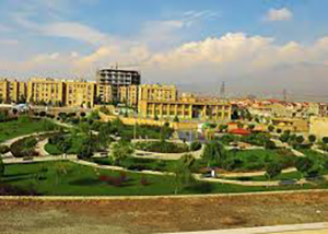 وکیل در اندیشه در حال ارائه مشاوره حقوقی تخصصی به موکل