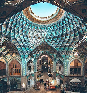 وکیل در کاشان در حال ارائه مشاوره حقوقی تخصصی به موکل