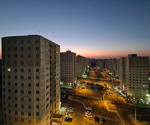وکیل در پرند در حال بررسی پرونده حقوقی موکل