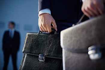 وکیل کار در کیش در حال ارائه مشاوره حقوقی قراردادها و دعاوی کار