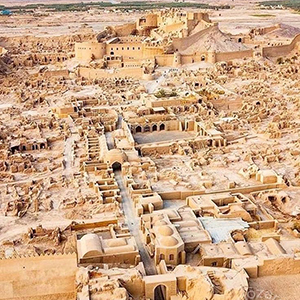 وکیل در بم در حال ارائه مشاوره حقوقی تخصصی به موکل