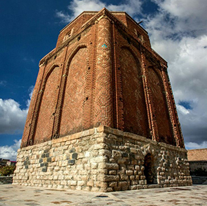 وکیل در مراغه در دفتر خود به بررسی پرونده‌های حقوقی موکلین مشغول است