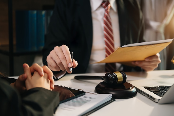 هرگز این جملات را به وکیل نگویید؛ اشتباهات رایج موکلان