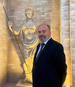 تصویر پروفایل وکیل فرهنگ شکوهی، وکیل پایه یک دادگستری در ارومیه، حقوق‌دان و مدرس دانشگاه با بیش از ۳۳ سال سابقه حرفه‌ای